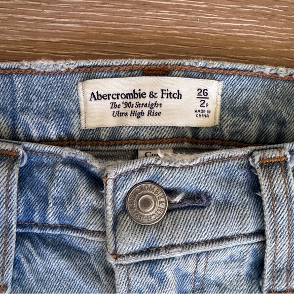 Abercrombie & Fitch The 90s Straight Ultra High Rise light wash Vent Hem Jeans - Picture 11 of 15